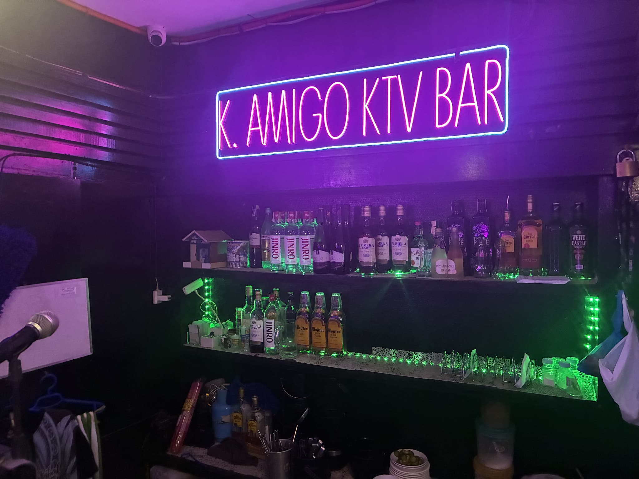 K.AMIGOのバックバーとネオンサイン