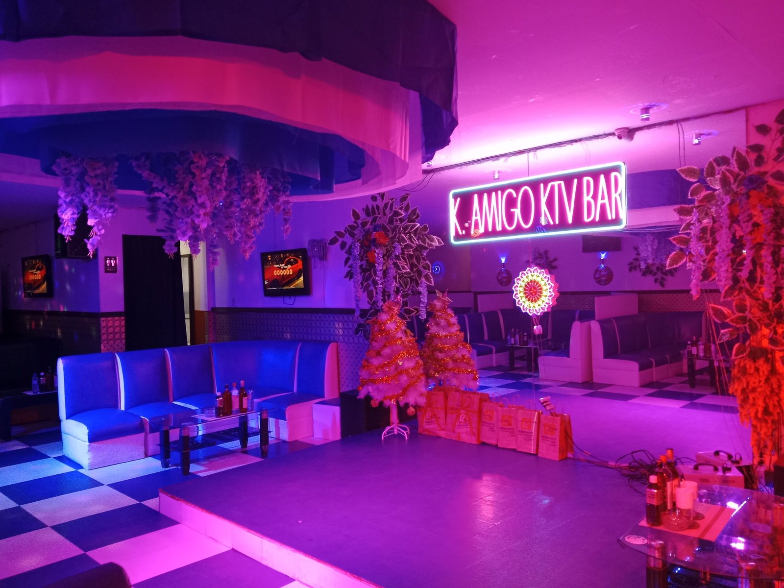 K.AMIGO KTV BARのネオンに照らされたラウンジ