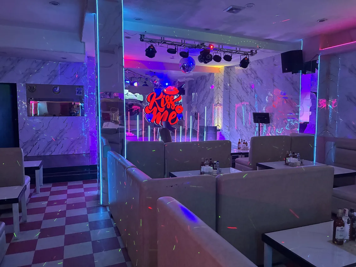 KISS MEの店内。ネオンが灯るラウンジとボックス席。