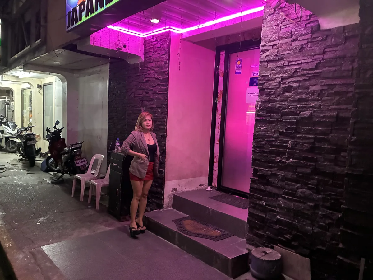 KISS MEの実際の店舗入口。ピンクの照明と看板が目印。