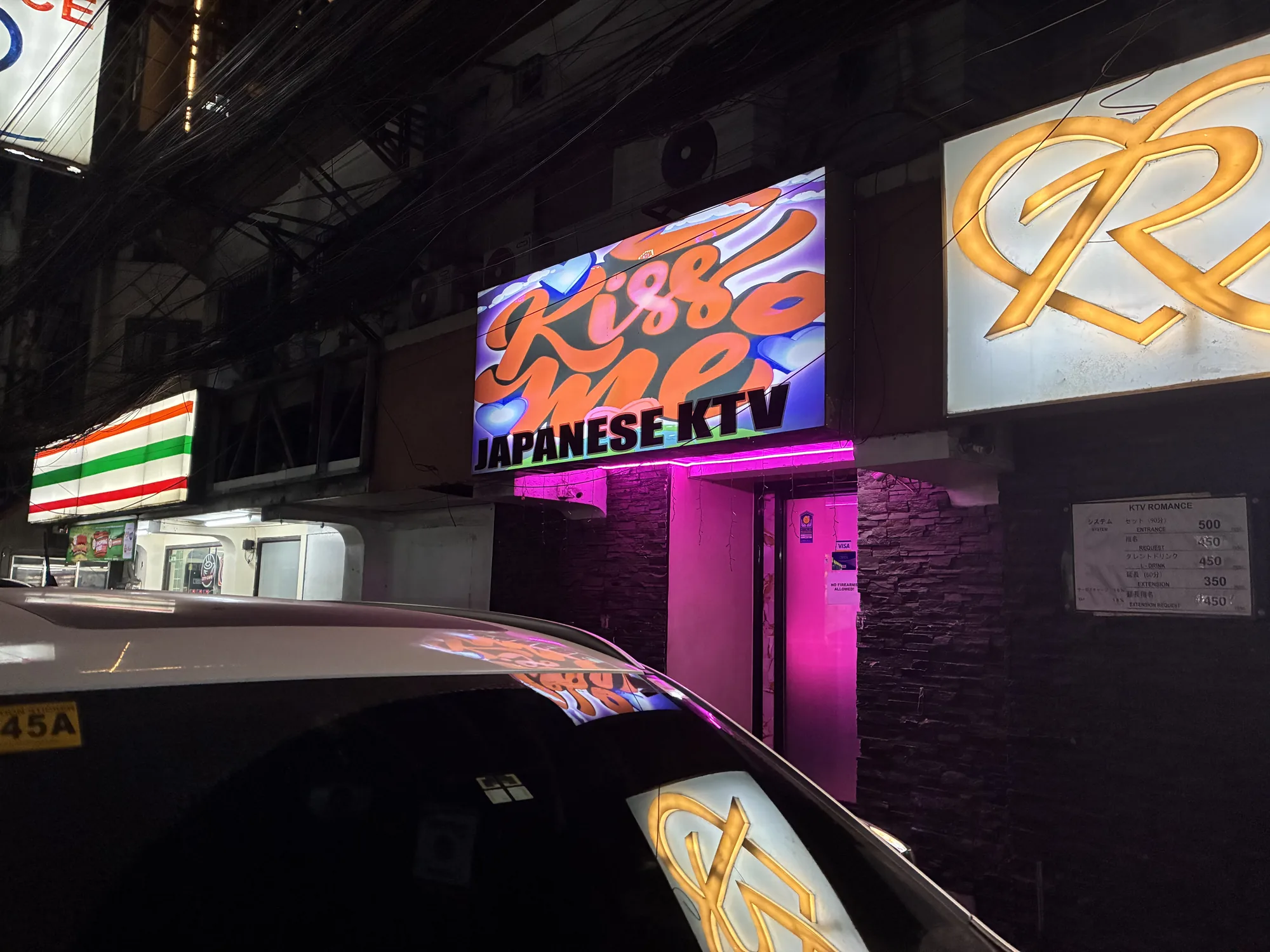 KISS MEの店舗外観。ピンク色の入口とJapanese KTVの看板。
