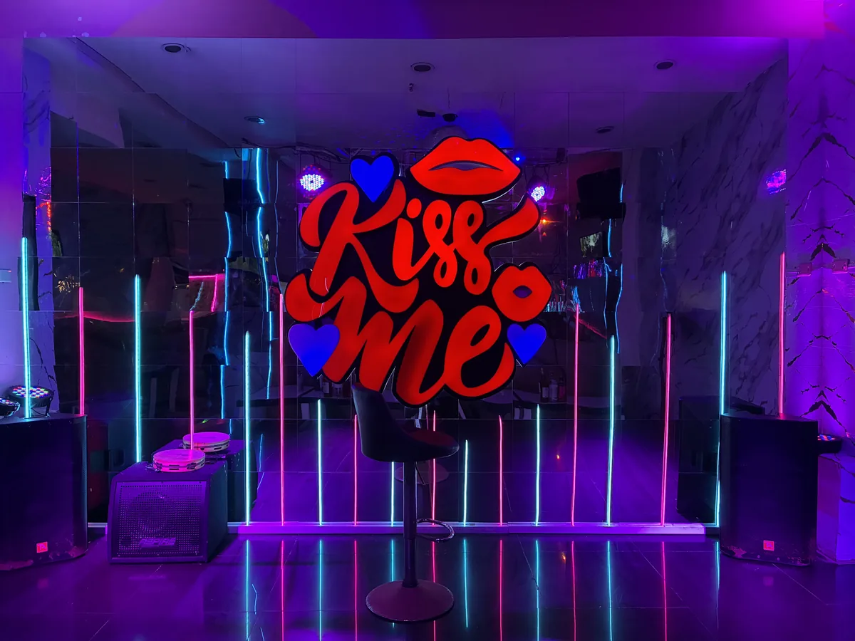 KISS MEの店内ネオンロゴ
