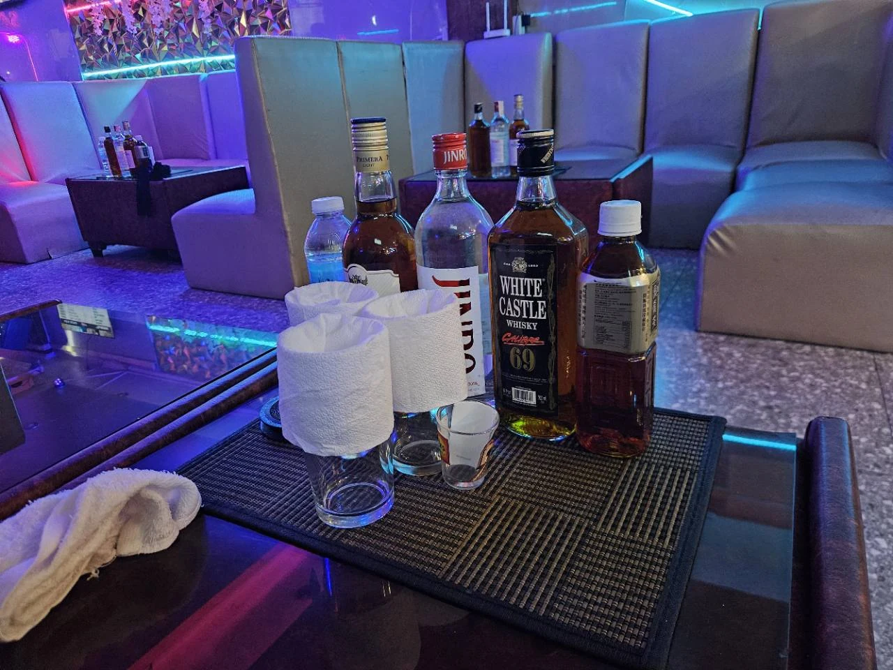 店内テーブルに並ぶJINRO、White Castle、Emperador Lightのボトル