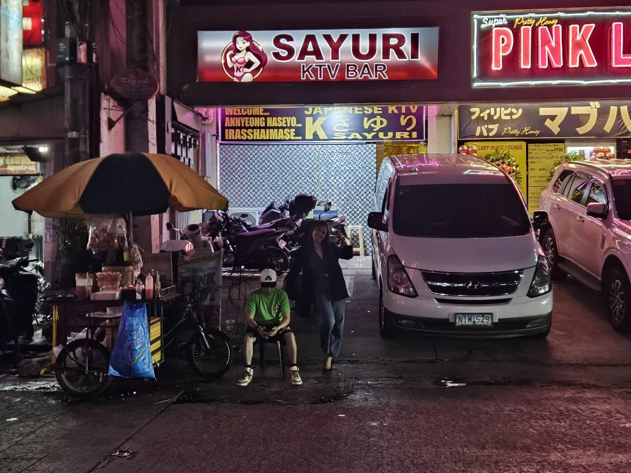 赤いSAYURI KTV BARの看板がある店舗外観